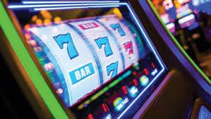 Giao diện đặt cược vaobong trên điện thoại hiển thị các tùy chọn kèo bóng đá, slot online và live casino